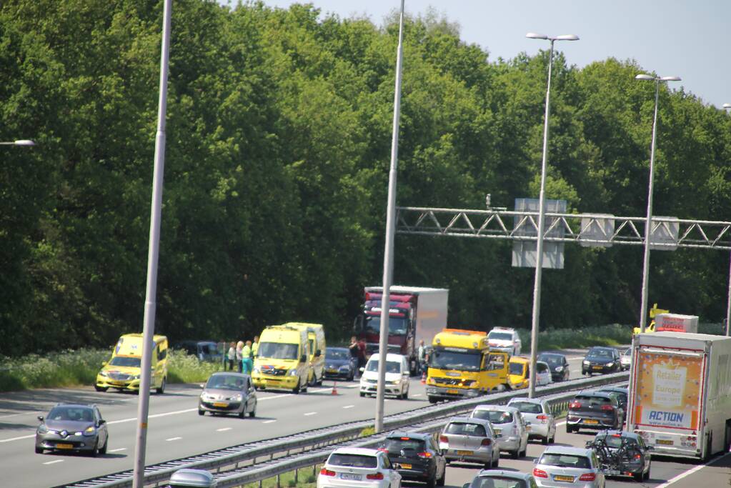 Twee rijstroken dicht na ongeval met vrachtwagen