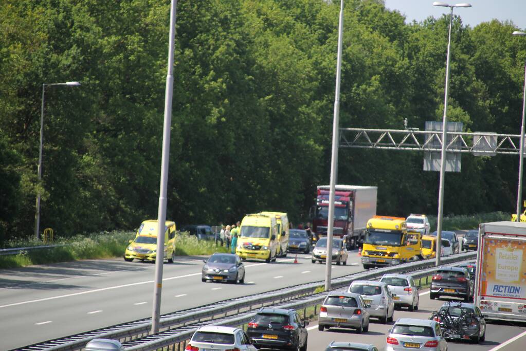 Twee rijstroken dicht na ongeval met vrachtwagen