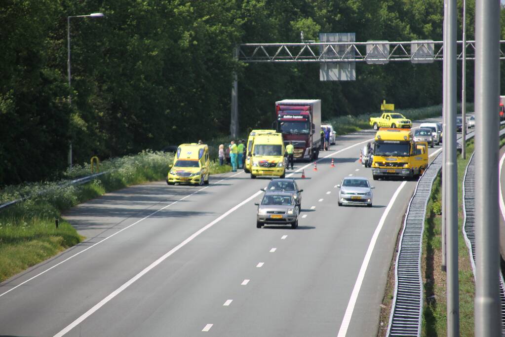 Twee rijstroken dicht na ongeval met vrachtwagen