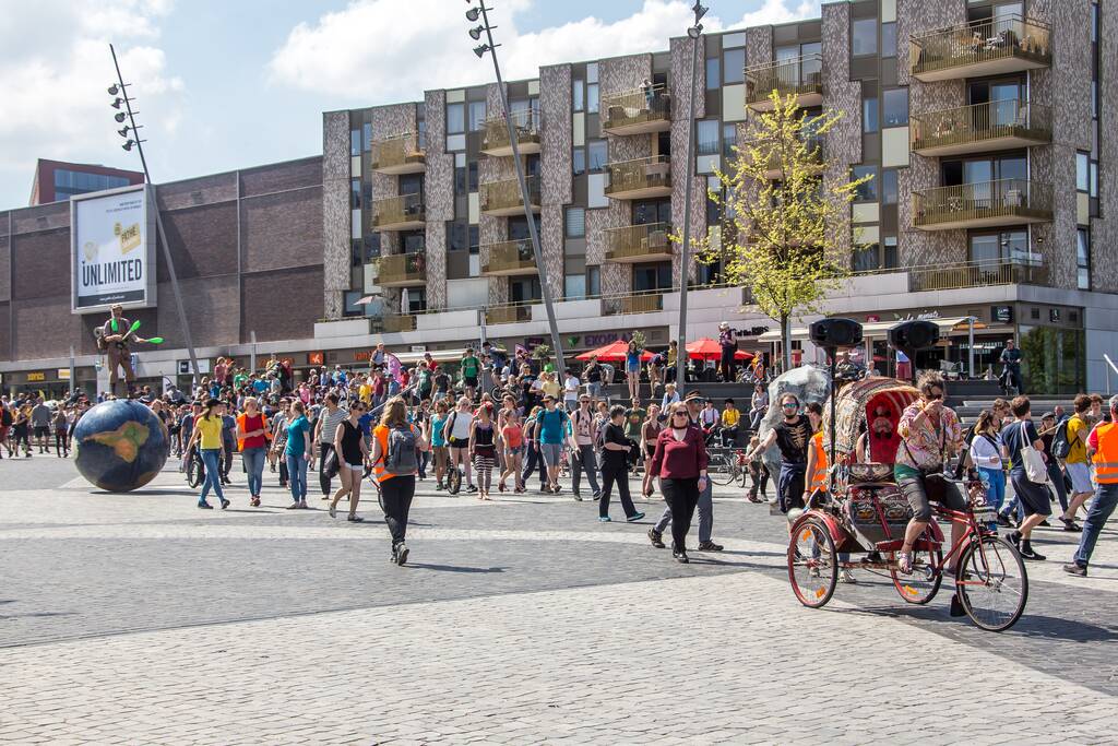 300 jongleurs trekken door de stad