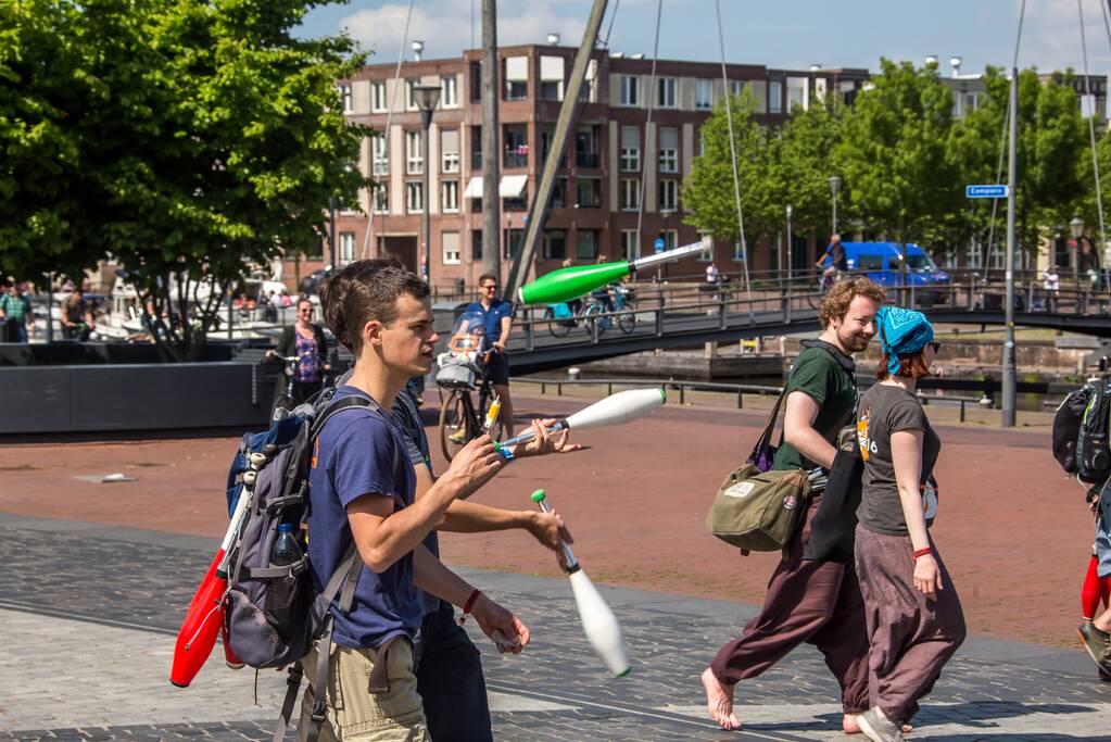 300 jongleurs trekken door de stad