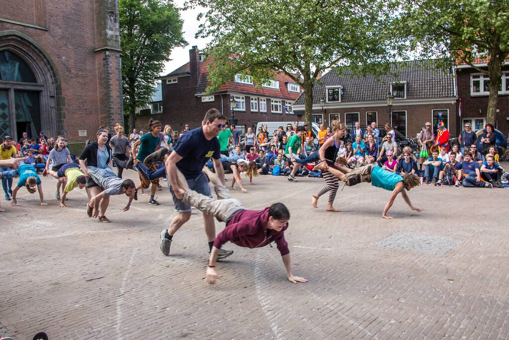 300 jongleurs trekken door de stad