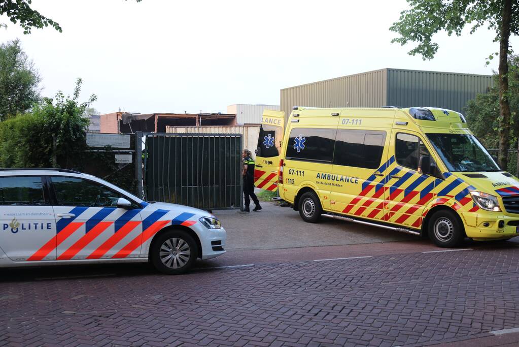 Man aangehouden en gewond naar ziekenhuis