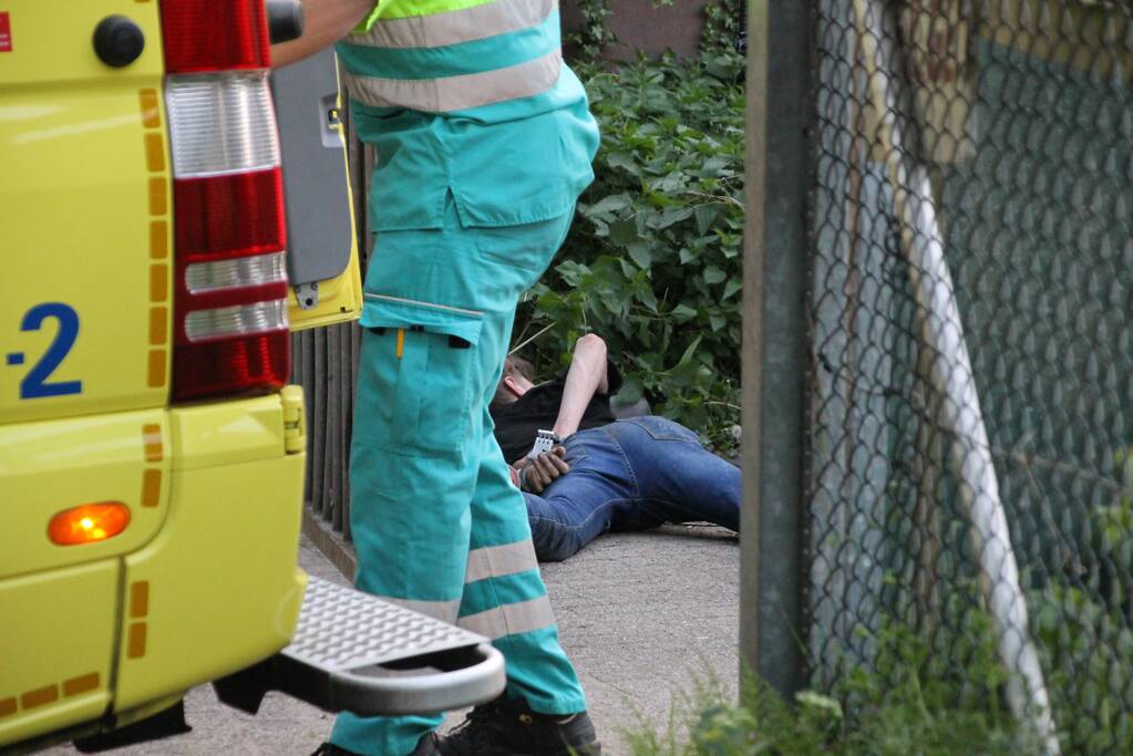 Man aangehouden en gewond naar ziekenhuis