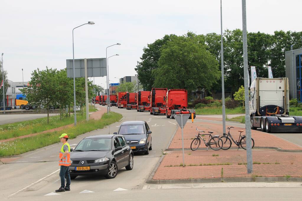 Truckerstocht met vele voertuigen