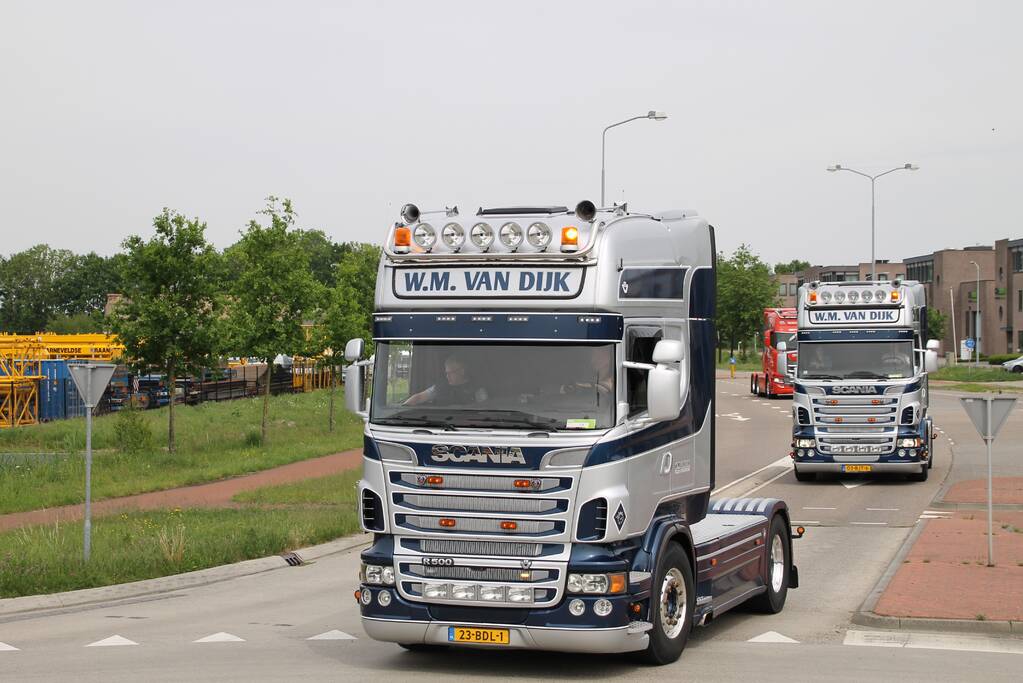 Truckerstocht met vele voertuigen