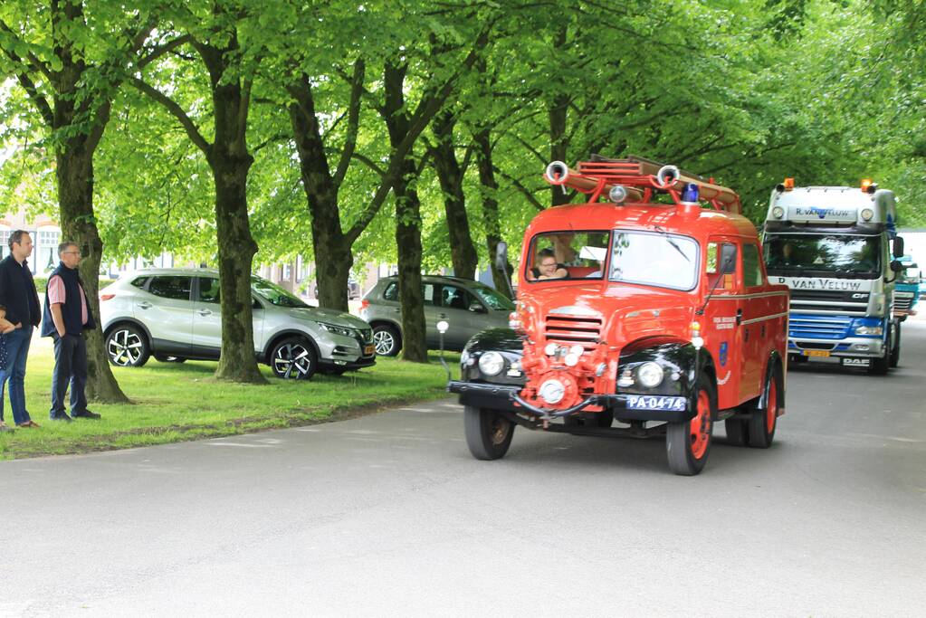 Truckerstocht met vele voertuigen