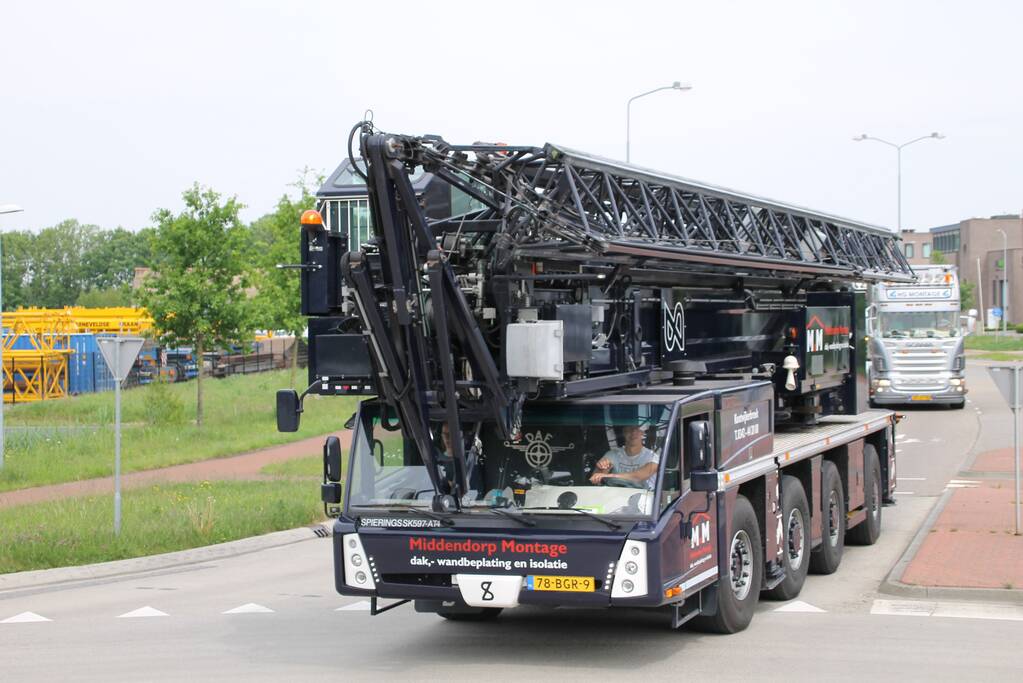 Truckerstocht met vele voertuigen