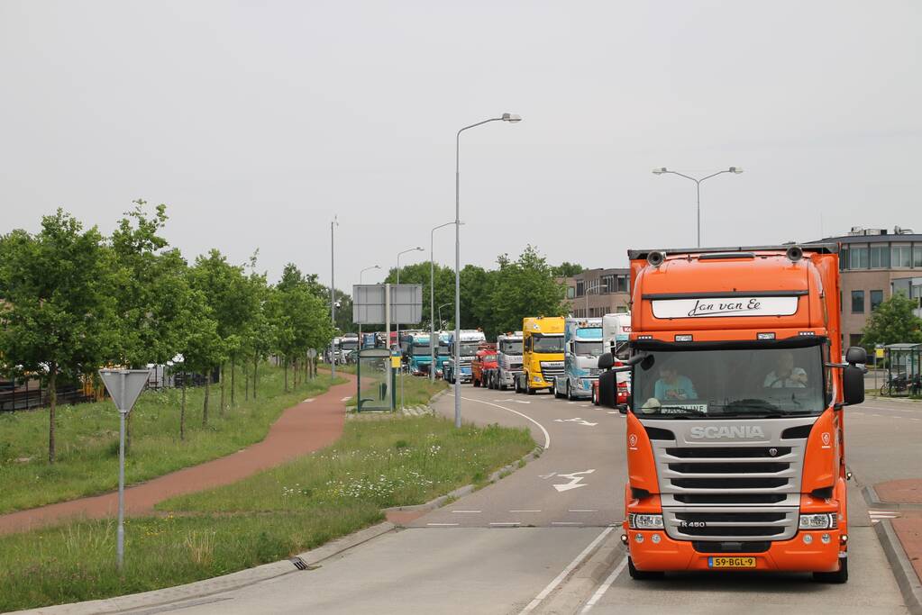 Truckerstocht met vele voertuigen