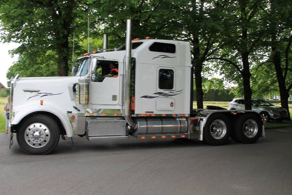 Truckerstocht met vele voertuigen