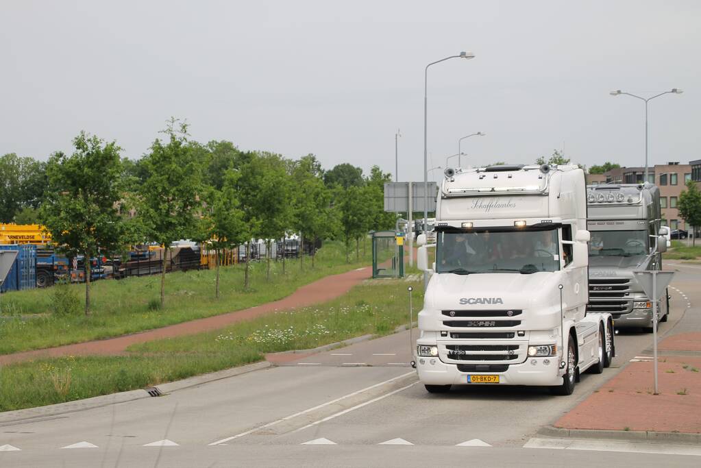 Truckerstocht met vele voertuigen