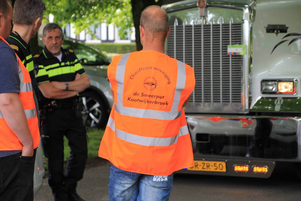 Truckerstocht met vele voertuigen