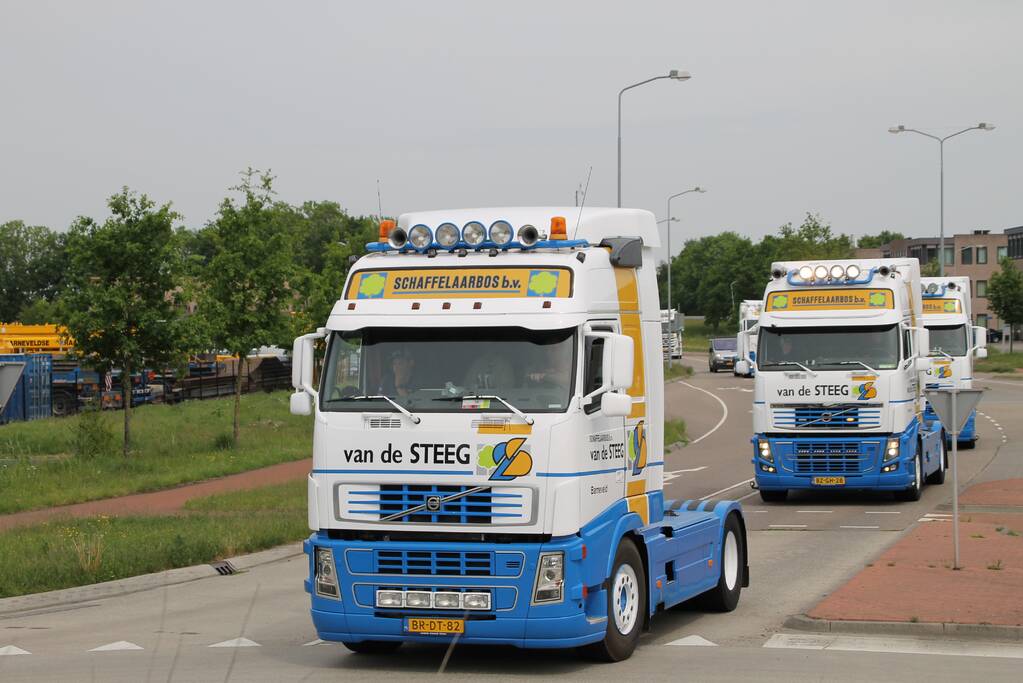 Truckerstocht met vele voertuigen