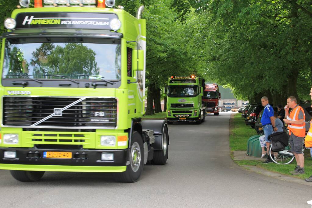 Truckerstocht met vele voertuigen