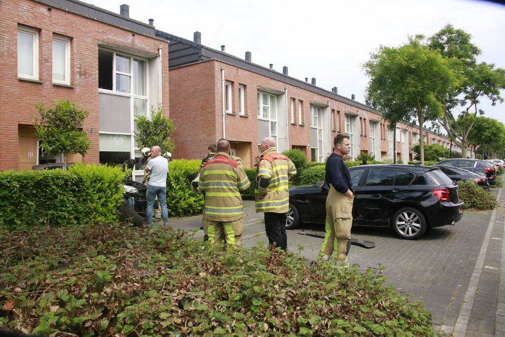 Auto rijdt tegen woonhuis