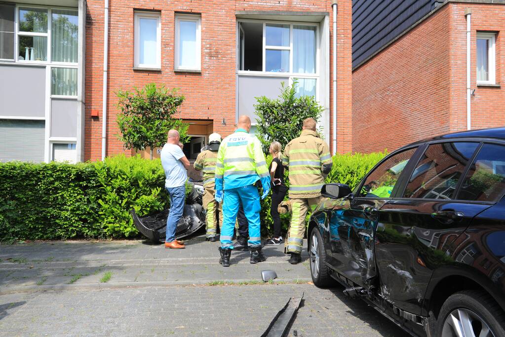 Auto rijdt tegen woonhuis