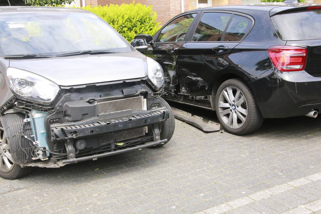 Auto rijdt tegen woonhuis