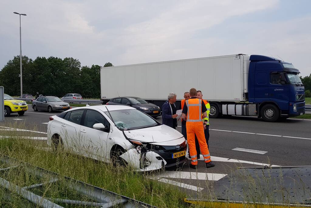 Auto botst achterop vrachtwagen