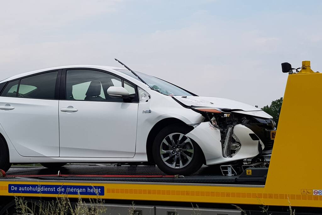 Auto botst achterop vrachtwagen