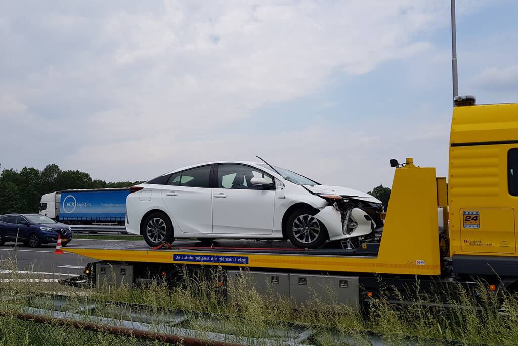 Auto botst achterop vrachtwagen