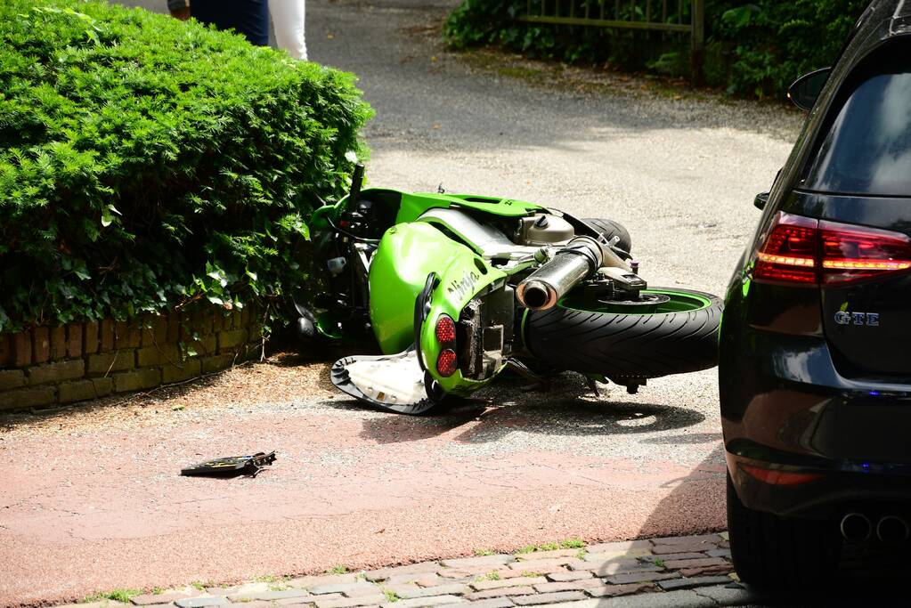 Motorrijder vliegt over motorkap na aanrijding