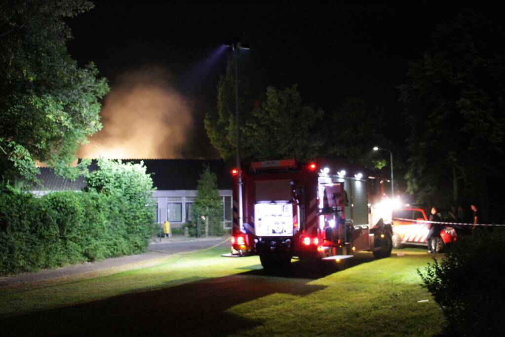 Brandweer blust grote brand in schoolgebouw