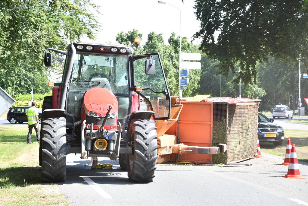 Aanhanger vol houtsnippers kantelt en zorgt voor verkeershinder