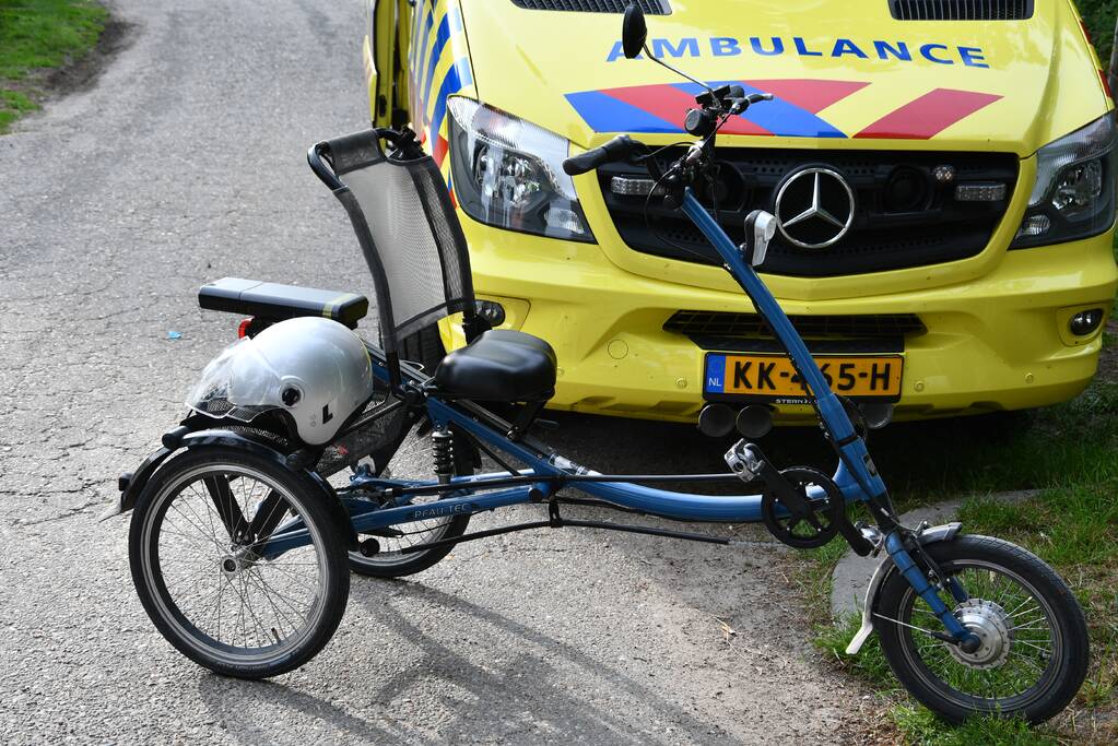 Oudere man op elektrische driewieler gewond na val op hei