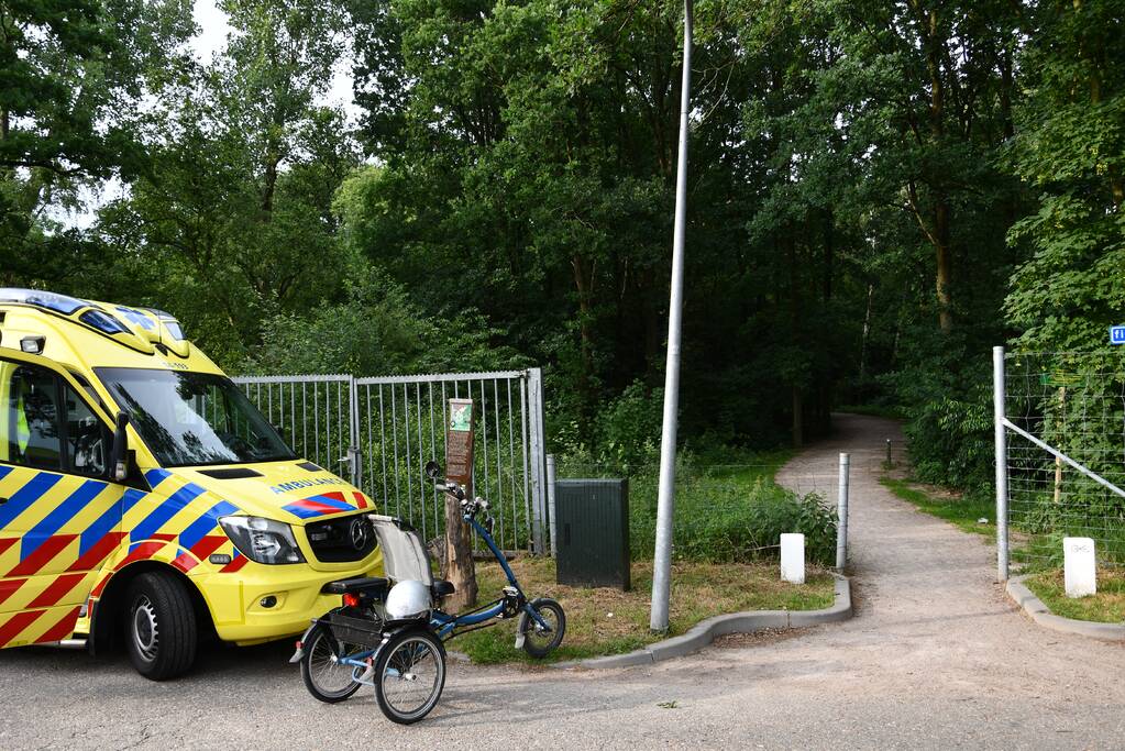 Oudere man op elektrische driewieler gewond na val op hei