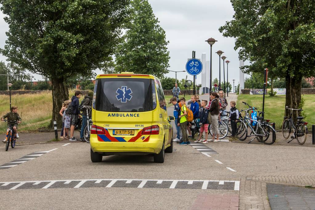 Fietser gewond na botsing tegen paaltje