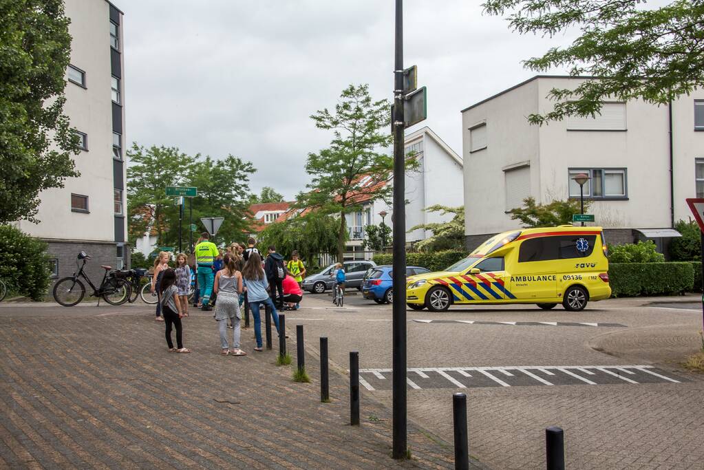 Fietser gewond na botsing tegen paaltje