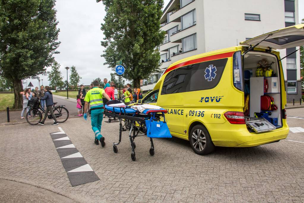 Fietser gewond na botsing tegen paaltje