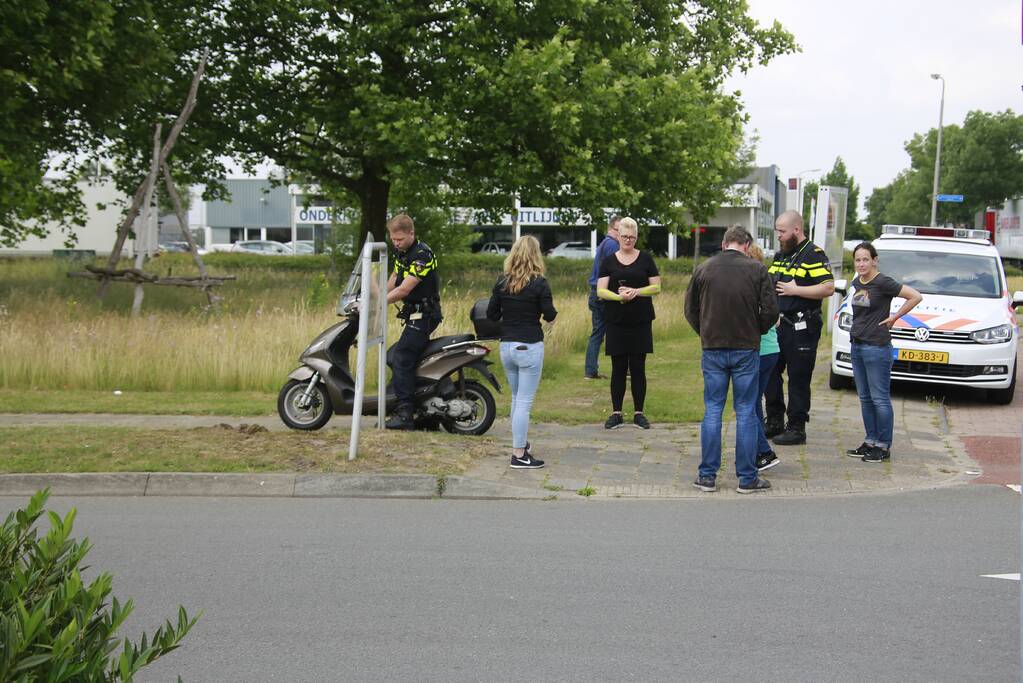 Scooter en brommer botsen en één rijdt door