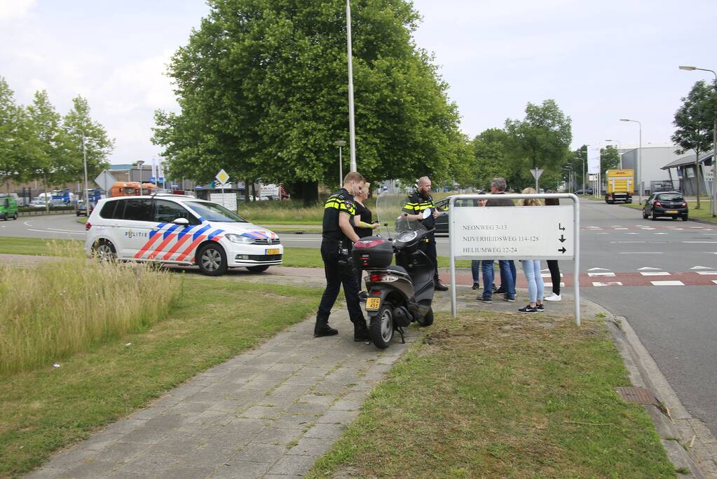 Scooter en brommer botsen en één rijdt door