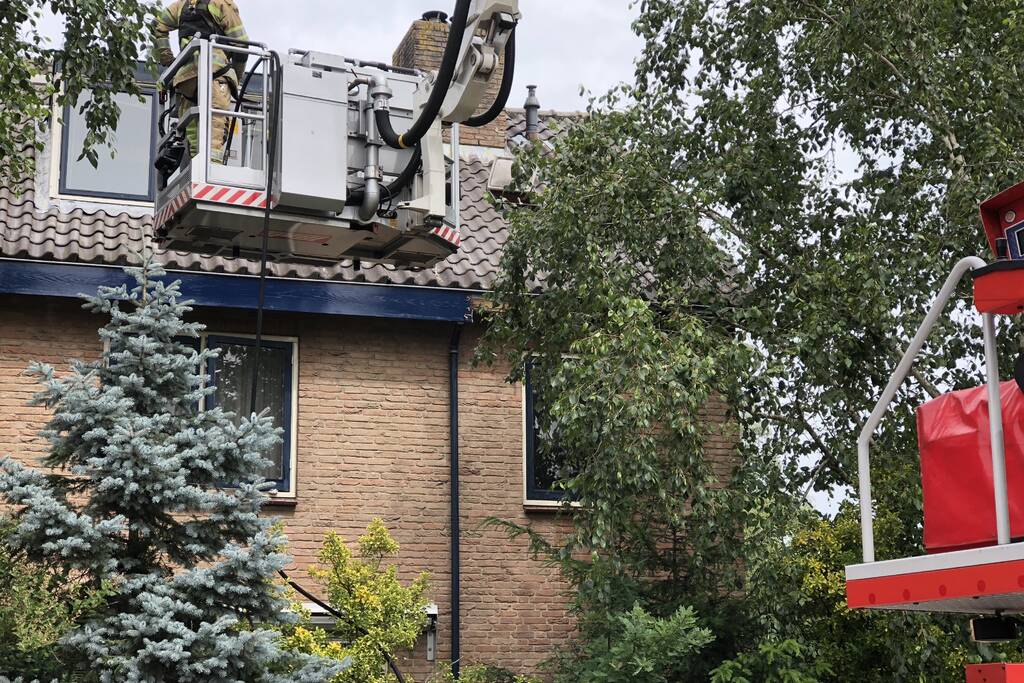 Brand op dak ontstaan door verfbrander