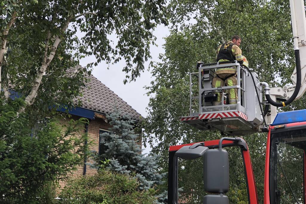 Brand op dak ontstaan door verfbrander