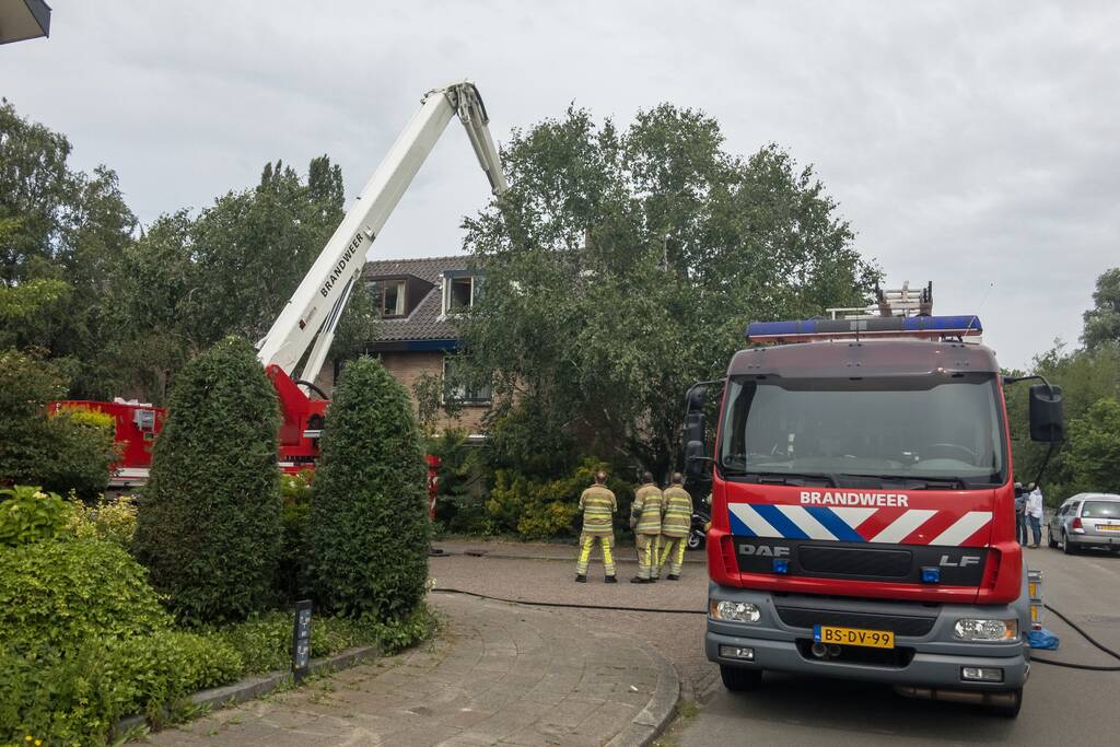 Brand op dak ontstaan door verfbrander