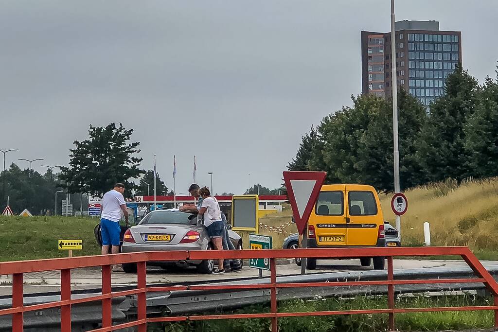 Auto en bestelwagen botsen op rotonde