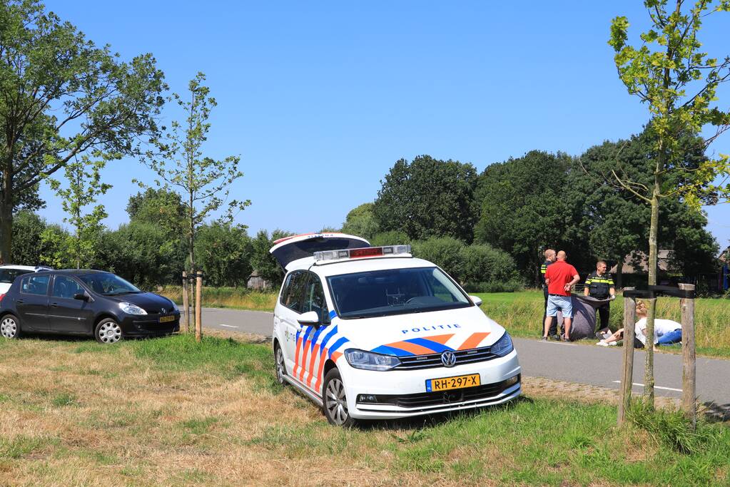 Twee personen gewond na aanrijding met auto