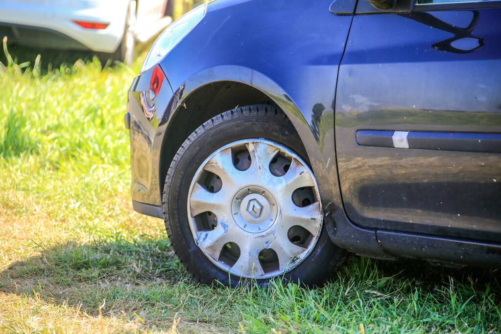 Twee personen gewond na aanrijding met auto