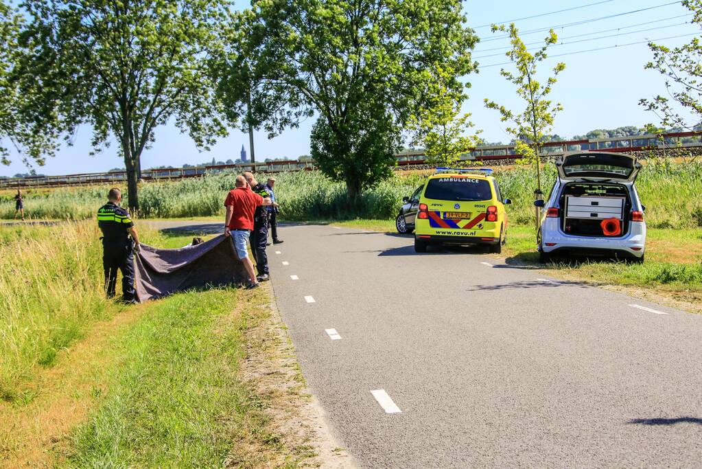 Twee personen gewond na aanrijding met auto