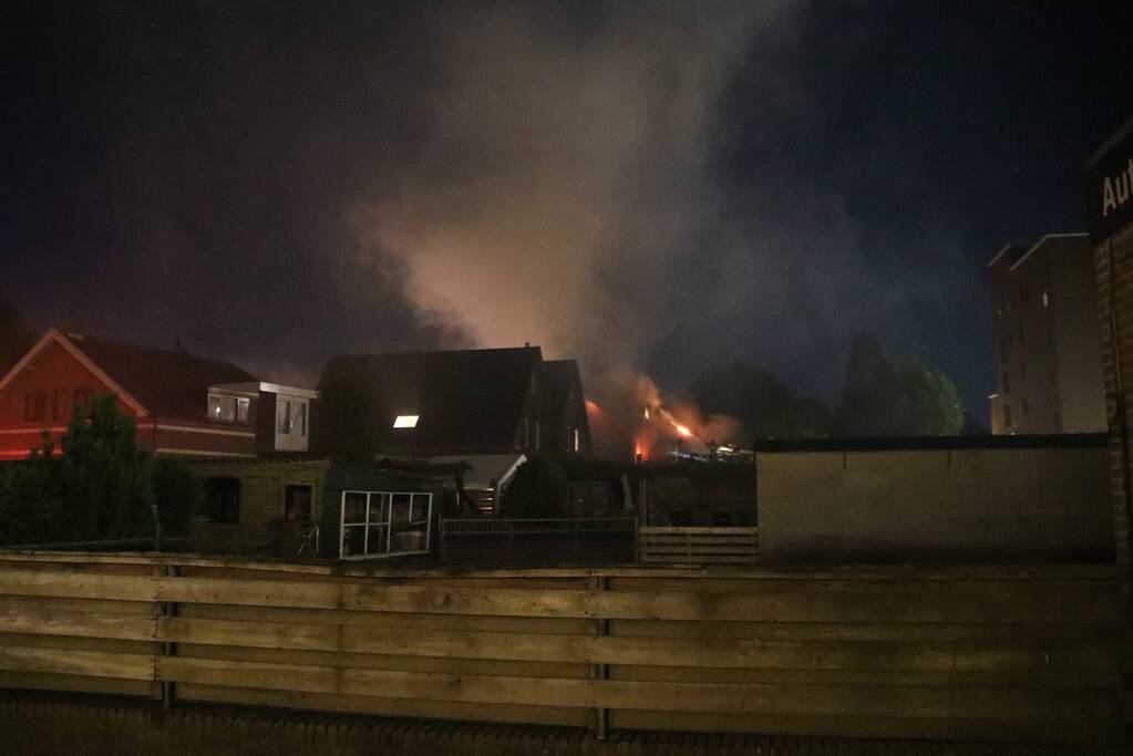 Uitslaande woningbrand boven winkel