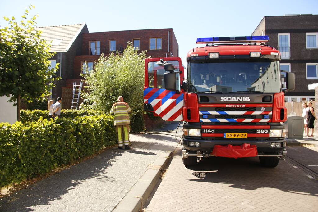 Buitenbrand slaat over naar schuur