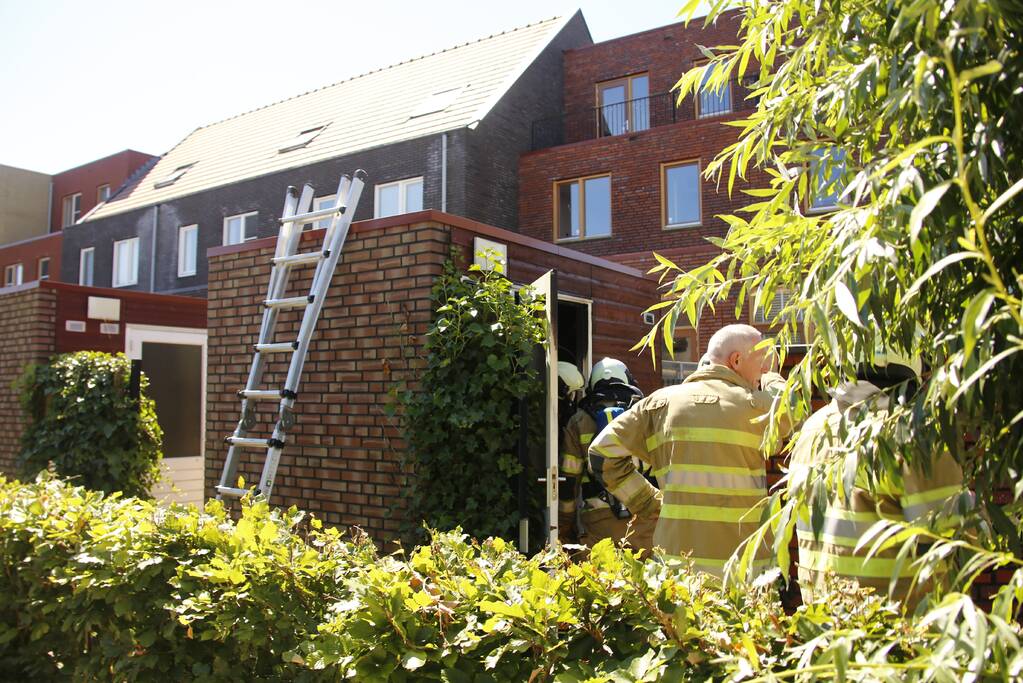 Buitenbrand slaat over naar schuur