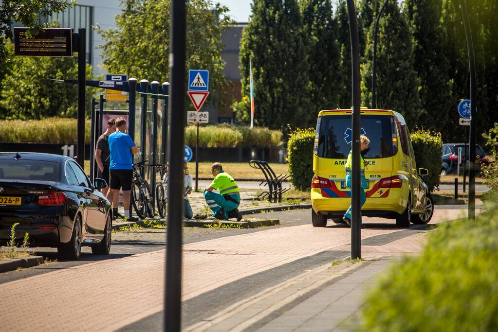 Moeder en kind vallen met bakfiets