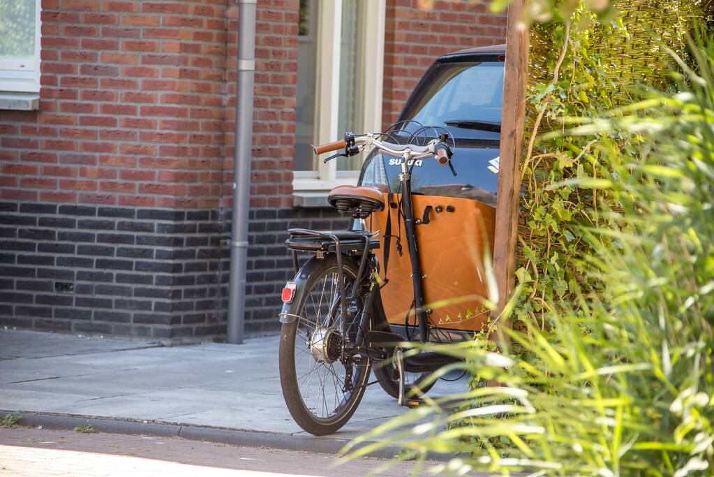 Moeder en kind vallen met bakfiets