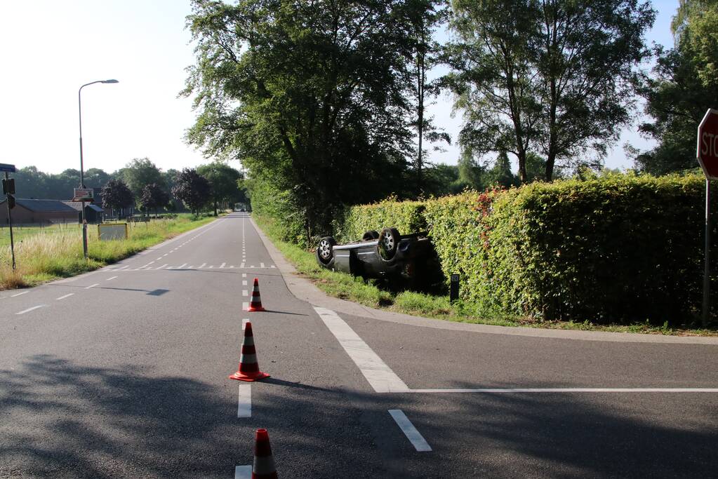 Auto op de kop in de sloot