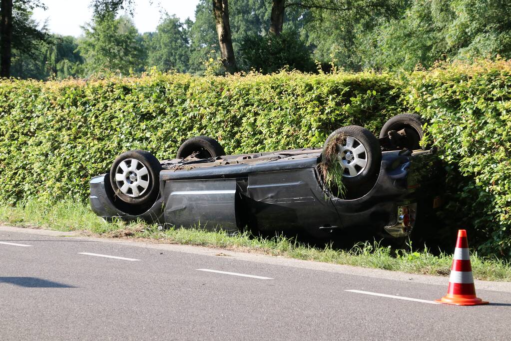 Auto op de kop in de sloot