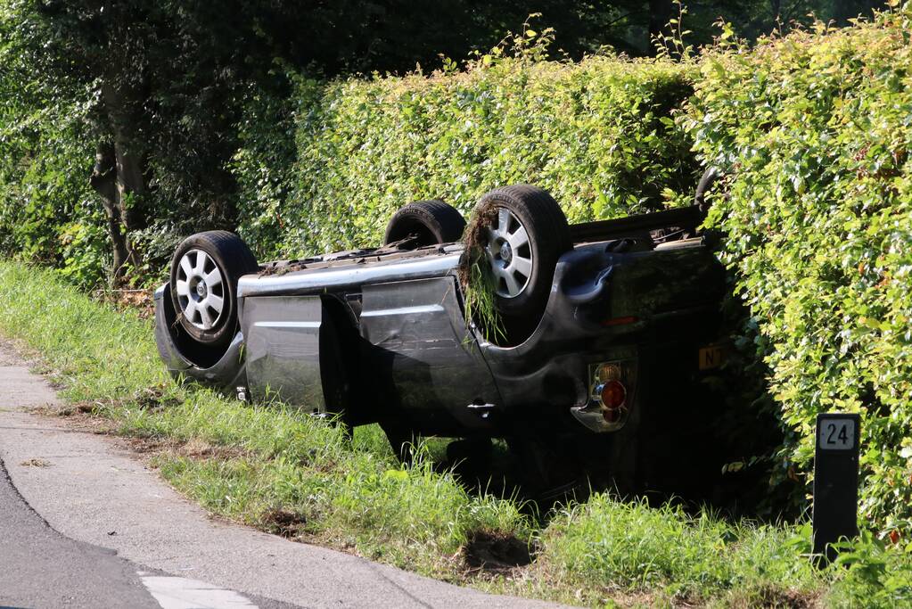 Auto op de kop in de sloot