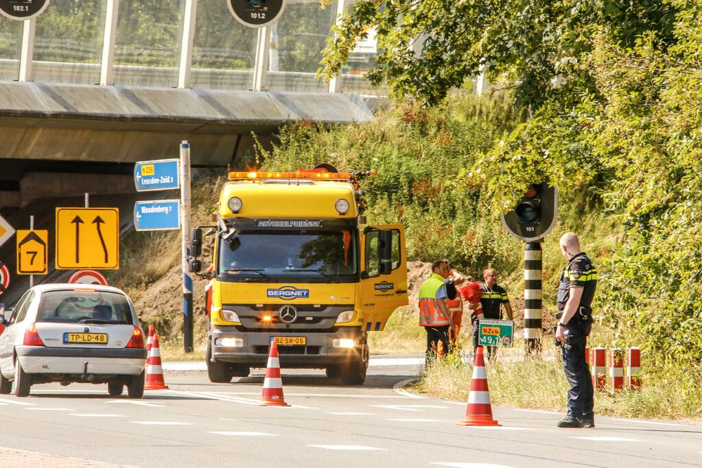 Auto belandt in berm